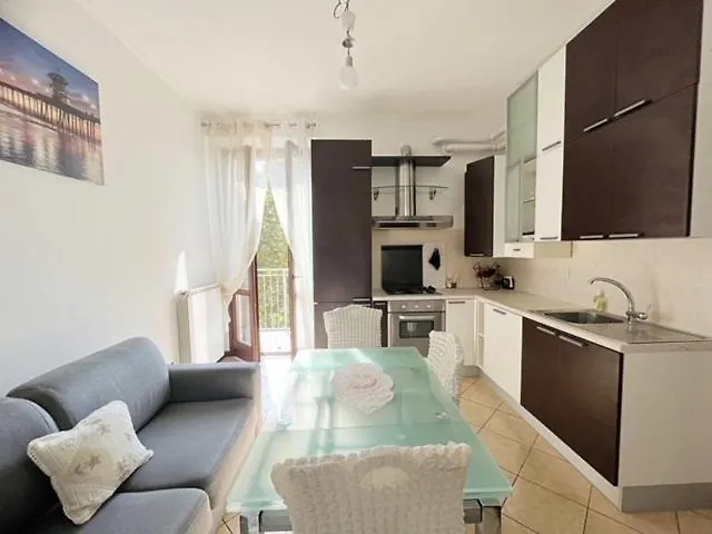 Confortevole Con Terrazza Apartman *