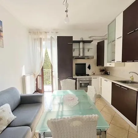 Confortevole Con Terrazza Lägenhet *