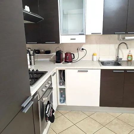 Confortevole Con Terrazza Lägenhet